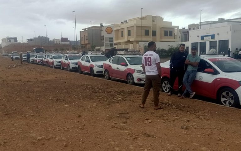 العيون.. سائقو سيارات الأجرة يجددون احتجاجهم ويرفضون استمرار المماطلة