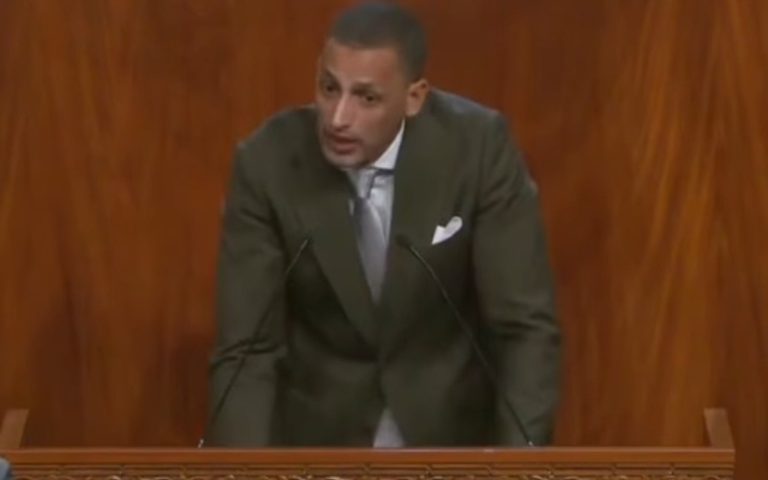 برلماني لرئيسة الحكومة: خصنا نعرفو باردين الكتاف اللي لابسين الكرافطات اللي سرقو المغاربة