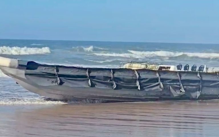 سيدي رحال.. أمواج البحر تلفظ قاربا سريعا وسط استنفار للسلطات
