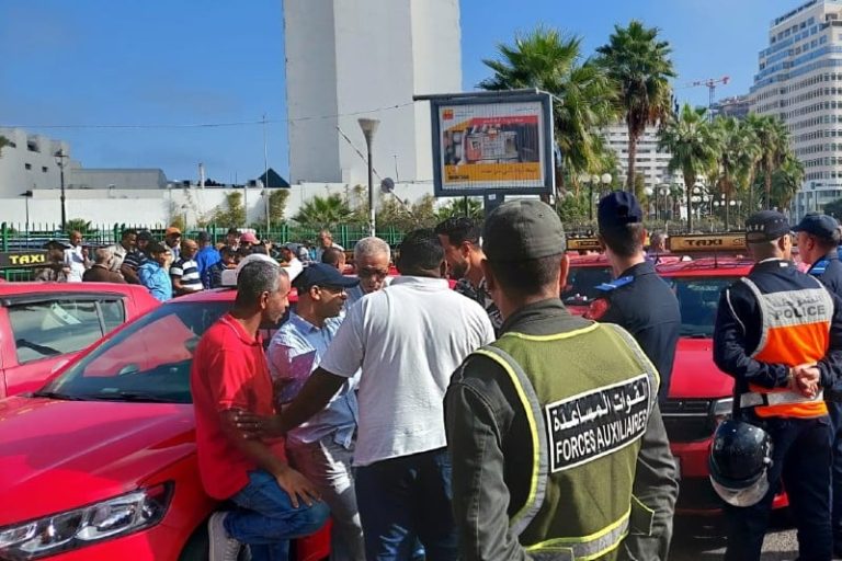 سائقو سيارات الأجرة بالدار البيضاء يحتجون على غلاء أسعار المحروقات