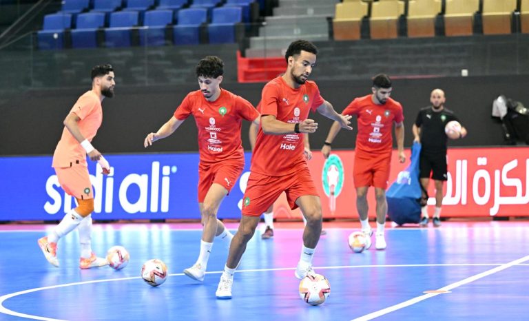 بداية من الثامنة مساءا.. أسود الأطلس يواجهون الجزائر في افتتاح كان الفوتسال