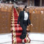 إيقاف الجلسة أكثر من مرة للسماح للمنصوري بالإجابة على الهاتف يزعج نواب البرلمان