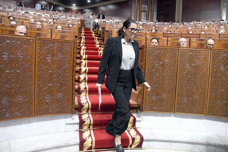 إيقاف الجلسة أكثر من مرة للسماح للمنصوري بالإجابة على الهاتف يزعج نواب البرلمان