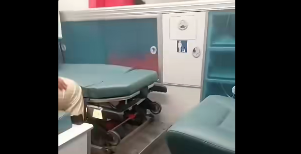 من سمح لصاحب صفحة فيسبوكية بتصوير رجل القوات المساعدة وهو ينزف ونشر صورته؟