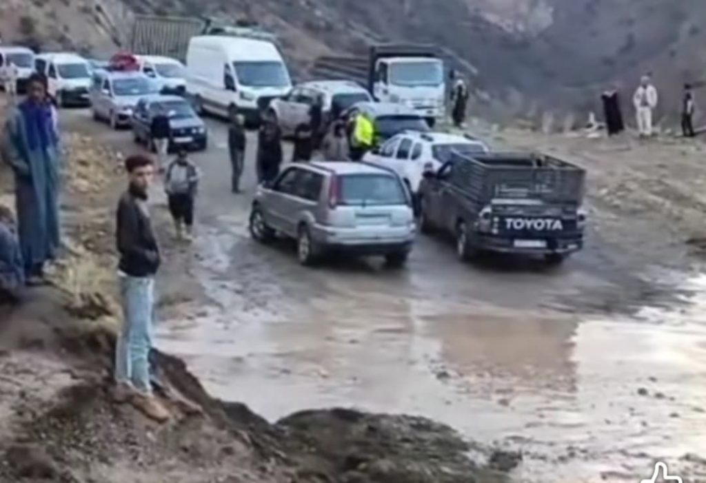 طريق تنغير–إملشيل.. مواطنون ينزلون للميدان لفتح الطريق بالفأس والبالة بعد الأمطار