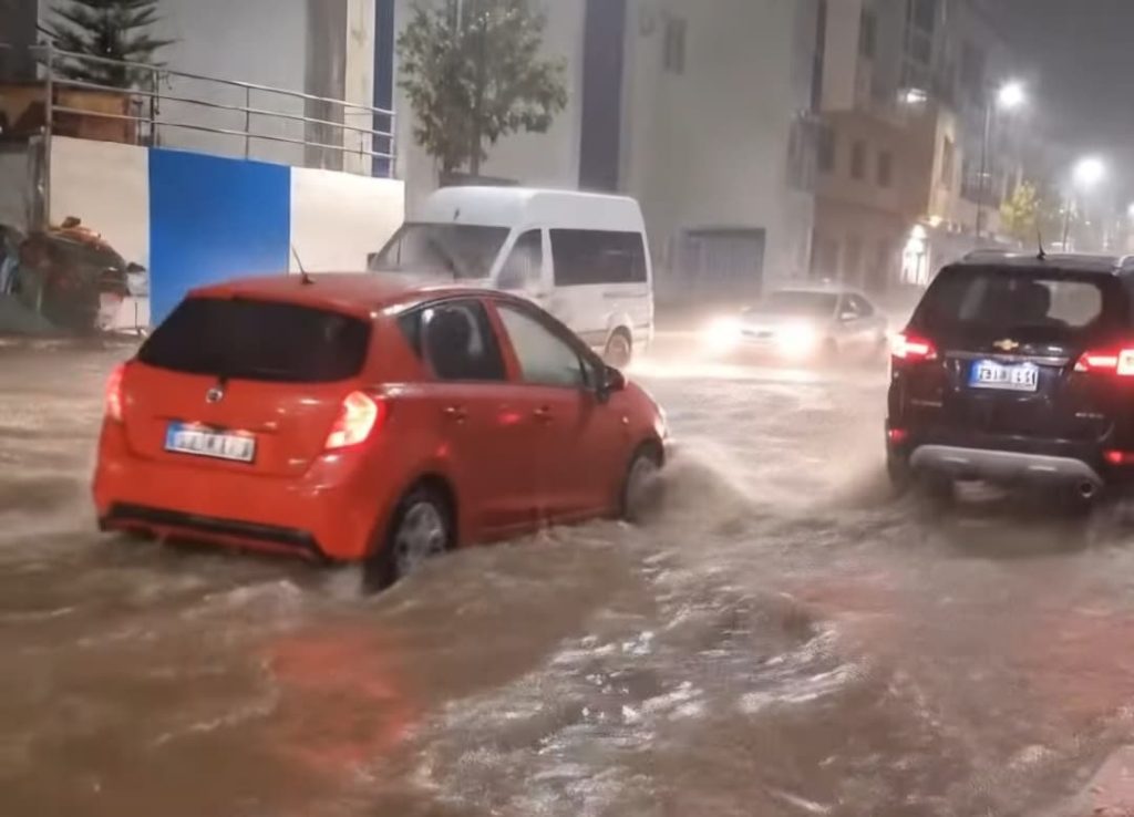 أمطار غزيرة تغرق شوارع الحسيمة.. هل تنجح الشركة الجهوية في التدخل؟