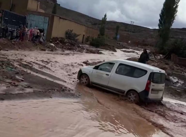 السيول تقطع الطريق الرابطة بين إملشيل وبوزمو وتزيد معاناة زوار موسم سيدي حماد أولمغني