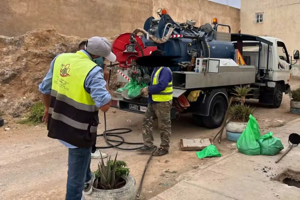 صفرو.. تدخل ميداني للشركة الجهوية يضع حداً لمشكل بالوعات الصرف الصحي بلالة يزة العليا