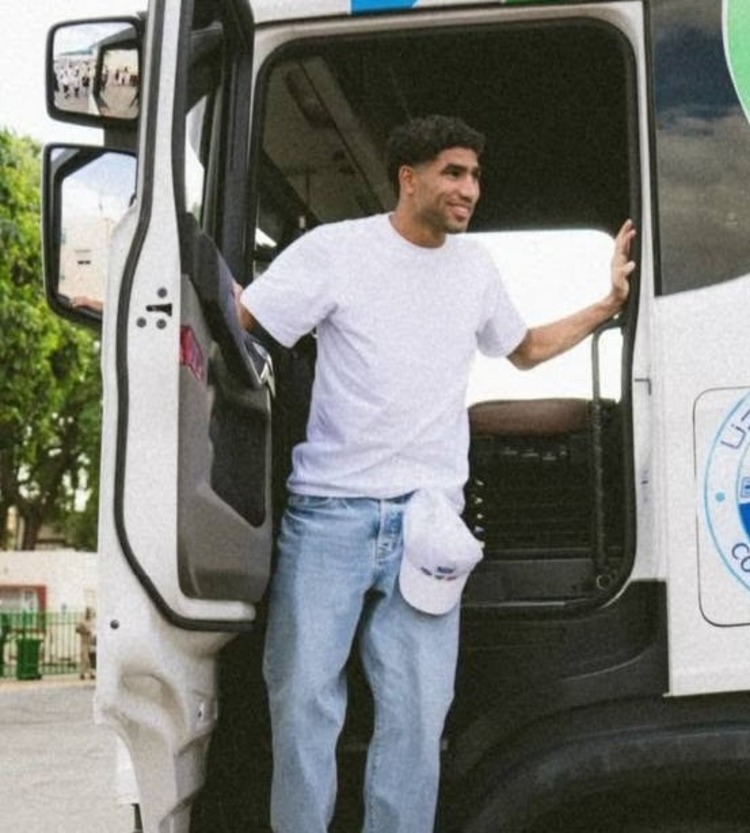 تارودانت.. أشرف حكيمي يحل بأيت إعزة ويزور تعاونية للحليب