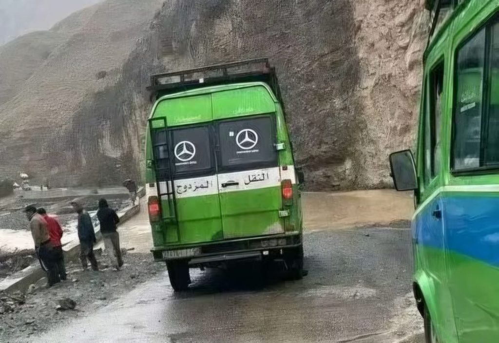 بعد السيول الجارفة.. مهنيّو النقل المزدوج بإملشيل–الريش يهددون بالإضراب