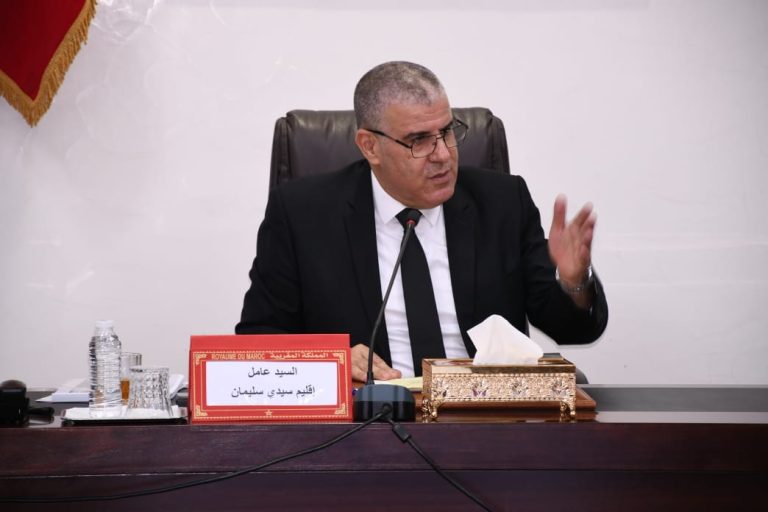 عامل سيدي سليمان يدعو إلى حلول عملية للنهوض بالقطاع الصحي بالإقليم