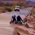 الرشيدية.. سائق دراجة نارية ينجو بأعجوبة من الغرق أثناء محاولة عبور نهر