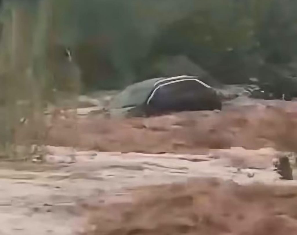 سيول وادي آيت ساون بين ورزازات وأكدز تودي بحياة شخص بعد جرف سيارته 4 سيول وادي آيت ساون بين ورزازات وأكدز تودي بحياة شخص بعد جرف سيارته