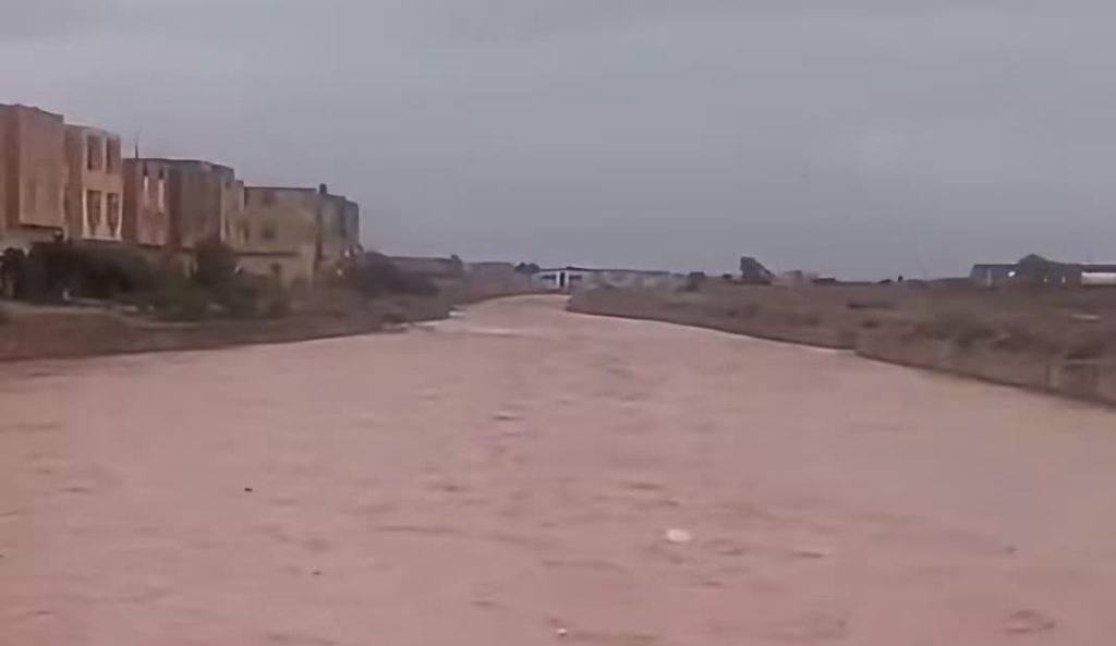 الرشيدية.. حمولة مائية كبيرة بوادي الأحمر تزامناً مع التساقطات المطرية