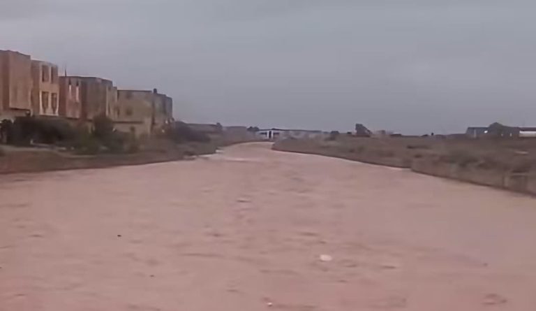 الرشيدية.. حمولة مائية كبيرة بوادي الأحمر تزامناً مع التساقطات المطرية