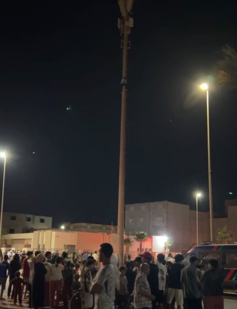 العيون.. شخص يتسلق عمودا للاتصالات احتجاجا على حجز سيارته المستعملة في النقل السري