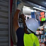 خطر التلاعب بالكهرباء.. SRM تراقب العدادات بالأسواق التجارية بوجدة