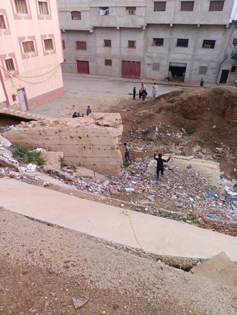 الحسيمة: حي بوطوال بتارجيست.. 5 سنوات من الانتظار وشارع يهدد سلامة السكان والمارة