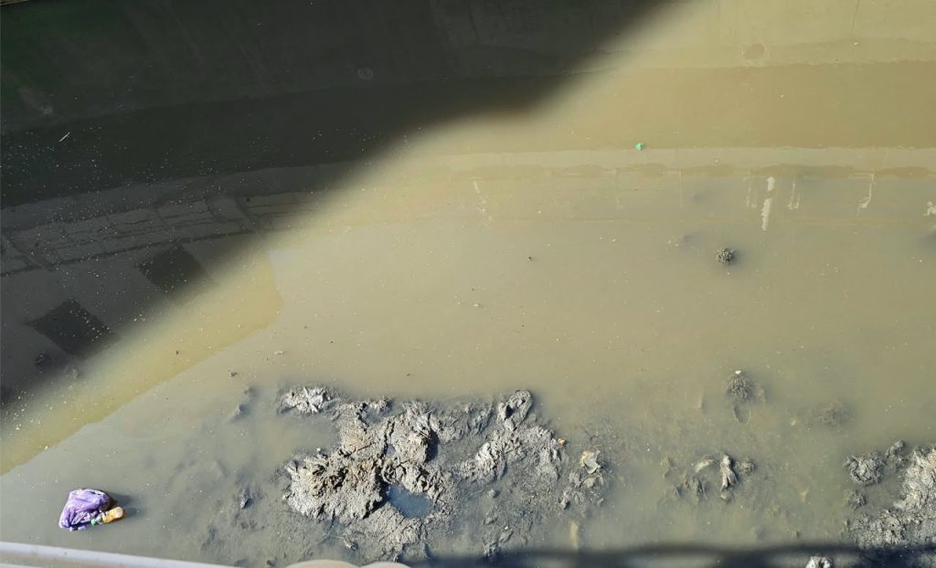 من مشروع ملكي للتأهيل إلى بؤرة للتلوث.. ماذا يحدث بوادي الجواهر في قلب فاس العتيقة؟
