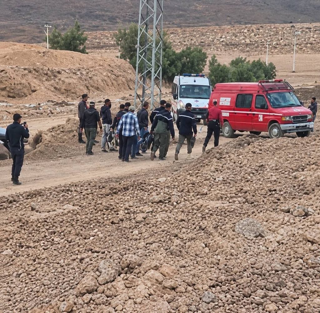 أرفود.. العثور على جثة طفل جرفته مياه وادي زيز بعد 24 ساعة من البحث (صور)