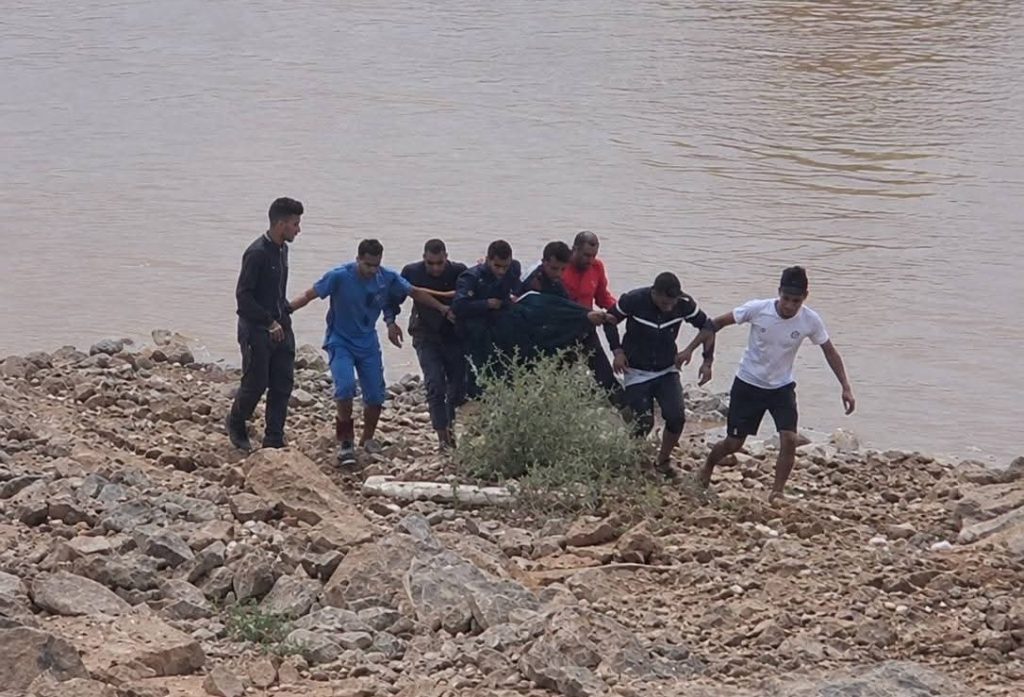 أرفود.. العثور على جثة طفل جرفته مياه وادي زيز بعد 24 ساعة من البحث (صور)