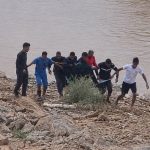 أرفود.. العثور على جثة طفل جرفته مياه وادي زيز بعد 24 ساعة من البحث (صور)