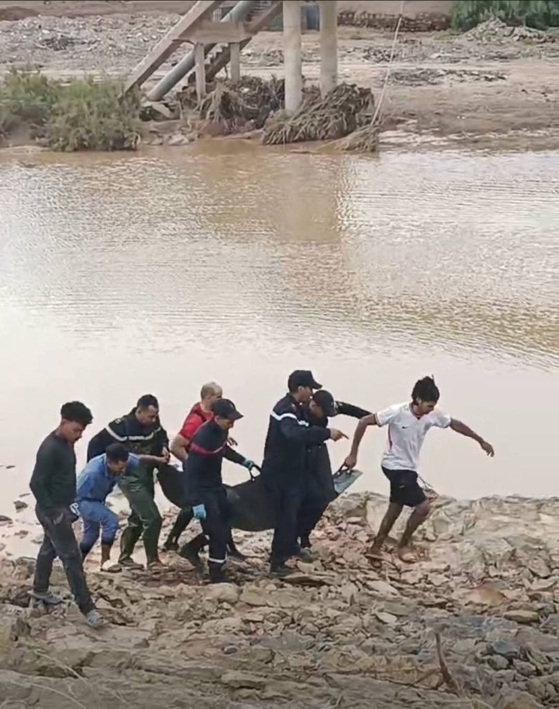 أرفود.. العثور على جثة طفل جرفته مياه وادي زيز بعد 24 ساعة من البحث (صور)