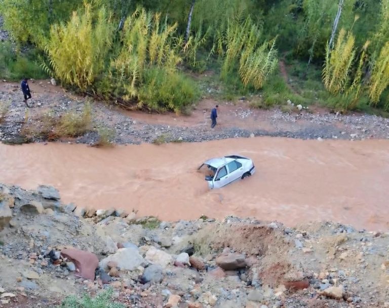 إقليم تنغير.. السيول الجارفة تجرف سيارة بوادي زناك وأكوتي دون خسائر بشرية