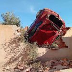 الناظور.. انقلاب سيارة واختراقها حائط منزل بالطريق بين زايو ولهدارة