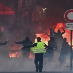 فرنسا تفرض حظر تجول ليلياً في مناطق بعدد من المدن عقب أعمال عنف وتخريب